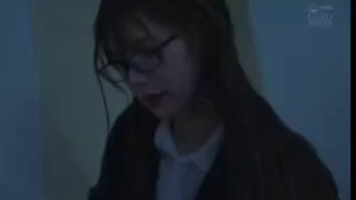 年长的男人按摩卷发青少年的身体